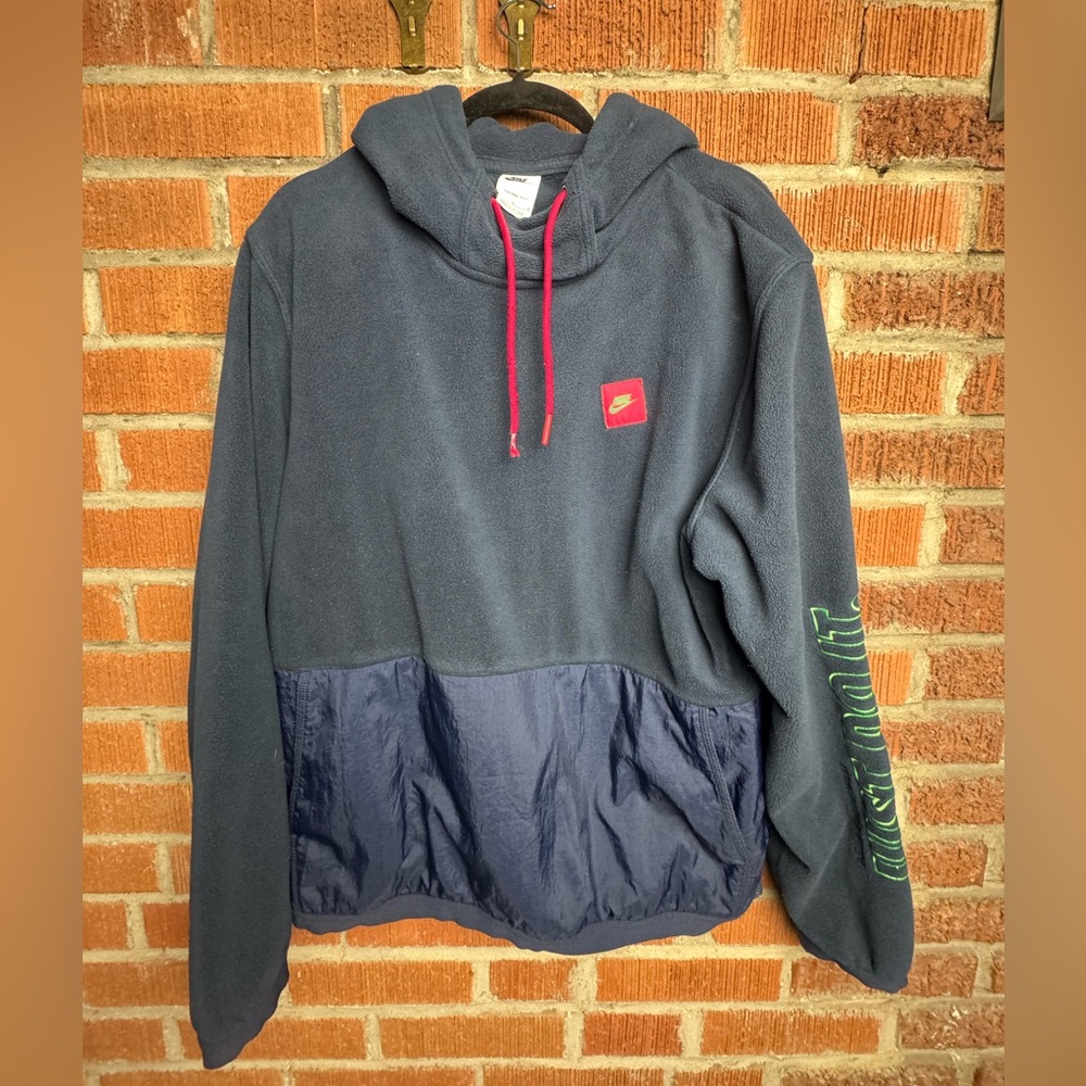 Nike Therma-Fit Hoodie in Navy and Red
